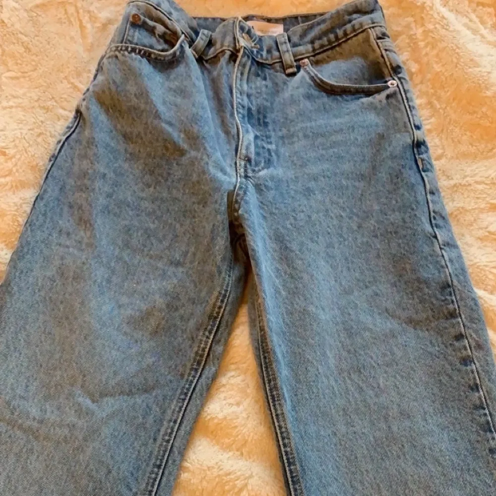 Zara vida jeans i färgen blå. Säljer för att dom är förstora för mig. Säljer för 275kr + frakt och köpte dom för 399kr.. Jeans & Byxor.