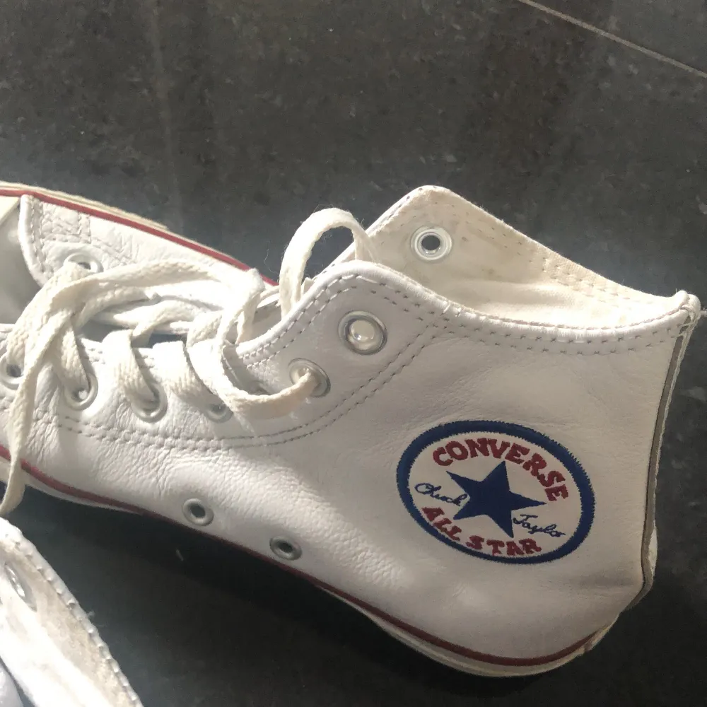 Superfina ch trendiga vita converse, bra skick! Säljer då de tyvärr är försmå för mig, storlek 37,5! Väldigt fina och kan användas under alla delar på året. Skor.