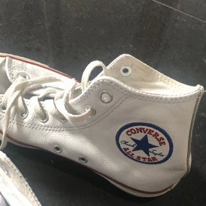 Vita converse - Superfina ch trendiga vita converse, bra skick! Säljer då de tyvärr är försmå för mig, storlek 37,5! Väldigt fina och kan användas under alla delar på året