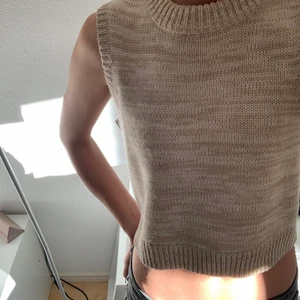 Stickad top - Säljer denna så fina stickade topp från Emilie Malous kollektion med NAKD då den inte kommer till användning längre. Storlek M men sitter mer som en S (beroende på passform). Använd ett fåtal gånger så i fint skick. Köparen står för frakten💗💗