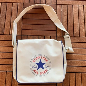 converse all star väska  - stor äkta converse väska som har bra förvaring till tex datorn och annat bra 