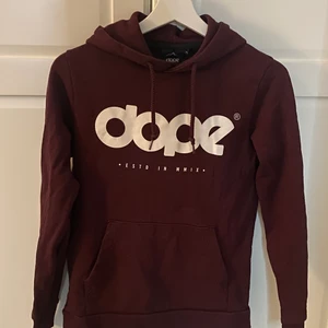 Dope hoodie - Vinröd dopehoodie i ganska bra skick. Storlek 36🤍 säljer för 150kr+frakt, nypris är ca 600kr!
