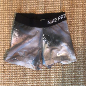 Nike pro shorts - Superfina Nike pro short! Använda fåtal gånger, de är supersköna! 60kr köparen betalar frakt. Hör av dig om du har några frågor!💕