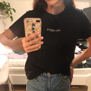 T-shirt - Säljer denna T-shirt från NAKD med texten ”BAD HABITS” i storlek XS✨ Pris går att diskuteras