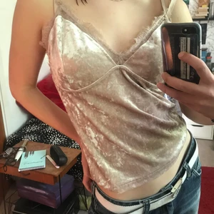 Ljusrosa linne  - Ett fint ljusrosa linne med spetsdetaljer!! Mötas i stockholm eller frakta då frakt tillkommer💕💕