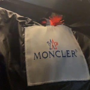 Moncler Jacka - Säljer min moncler vinterjacka, glansig material och tjock. Man fryser absolut inte när man har den på sig, äkta päls och äkta moncler, har en kod man kan kolla upp det. Har inte kvittot kvar tyvärr. Inga hål eller så på jackan, den är fräsch. Lång modell. Storlek s men passar xs. (pris kan diskuteras vid snabbaffär!)