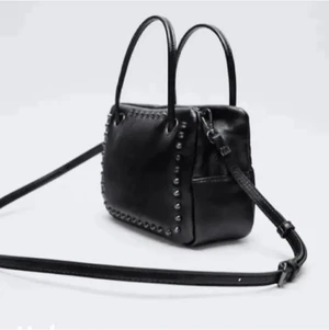 Zara väska med nitar - Superfin väska från zara i fint skick💕säljer då jag vill köpa ny väska💕köparen står för frakten!! FÖRST TILL KVARN FÖR 350 KR EXKLUSIVE FRAKTEN