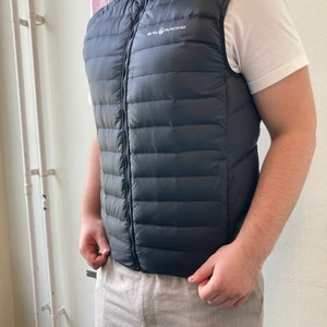 Sailracing väst - Säljer nu min sköna Sailracing link down vest använd en höst. Den är i nyskick förutom små skrapor runt märket i nacken. Mycket skön att ha under tunnare jacka mellan höst och vinter, men kan även användas i tidig och sensommar. Nypris 2000kr, diskutera gärna pris. 