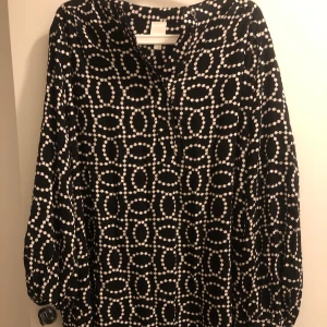 Kort klänning - Superfin klänning som inte är så lång, knappt till knäna. Fint tyg och knappt använd. Går att styla mycket olika