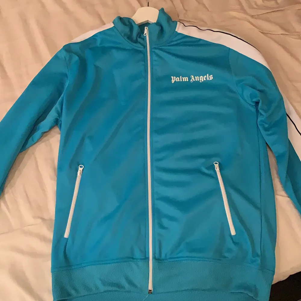 Säljer en Palm angels track top i storlek M jätte bra skick köpte den här på Plick men tyvärr var det inte riktigt min stil så tänker att någon annan kanske vill köpa den, skicket skulle jag säga är 8/10 inga flaws eller liknande, ni som är intresserade kan få fler bilder på taggs osv . Tröjor & Koftor.