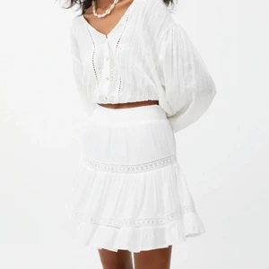 Vit kjol - Vit kjol från pull&bear. Aldrig använd & lapp kvar🤍⭐️. 130kr eller högsta bud. Köparen står för frakt.