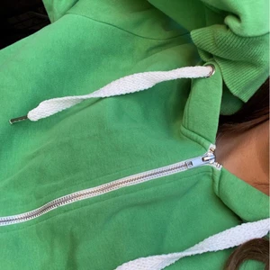 Grön Ziphoodie - grön ziphoodie i storlek XL, men sitter fint oversized på mig som har S/M. 