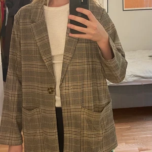 Mönstrad kavaj - Supersnygg mönstrad oversized blazer från Monki! Säljer pga inte min stil längre. Endast använd några fåtal gånger så kavaj är i bra skick! 