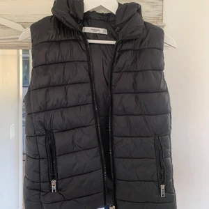 Svart väst!! - Fin väst nu till hösten!!