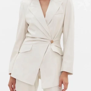 Nanushka kavaj - Kavaj (blair) konstgjort läder från Nanushka. Enbart använd fåtal gånger. Storlek 38 men lite stor i storleken. 