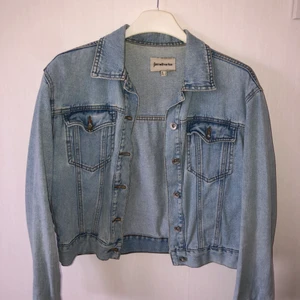 Jeansjacka - Välvårdad ljus jeansjacka, storlek S men passar på mig som är M. Använd fåtal gånger så väldigt bra skick💕