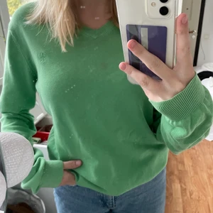 Sweatshirt - säljer min gröna sweatshirt som är köpt secondhand. den är i storlek S men passar XS-M! köparen står för frakten!💘💘