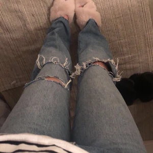 jeans - jeans från gina tricot knappt använda, klippt av sömmen vid fötterna, bra längd på mig som är 162