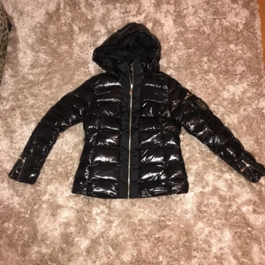 GLANSIG DUNJACKA FRÅN CHIARA FORTHI - Säljer min Chiara forthi jacka som är köpt 2019 för 2000kr på bubbelroom. Den är i mycket fint skick och inte sönder någonstans. 