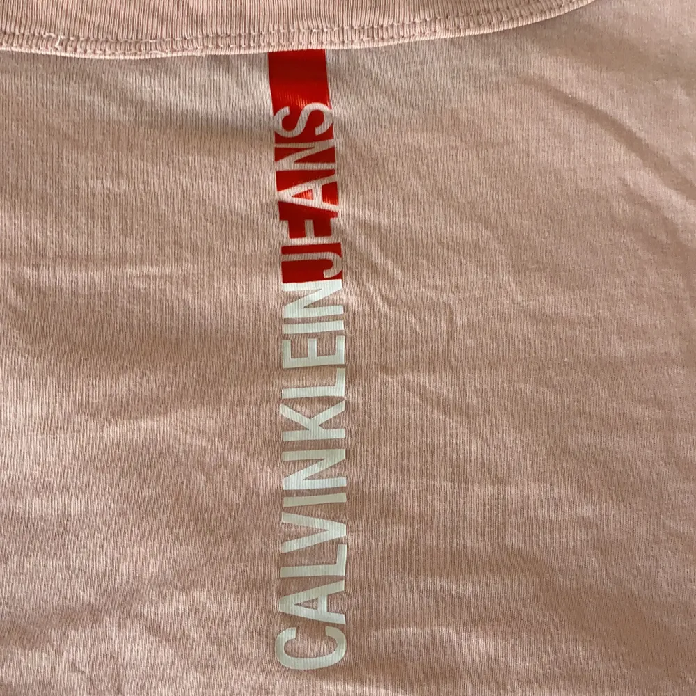 En rosa Calvin Klein tröja använd några gånger men inte många. Inga synliga tecken på användning. Skriv för mer info!. T-shirts.