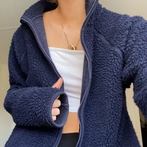 Mörkblå teddy jacka - Säljer min fina teddy fleece från Monki💙💙💙 kan användas som tröja, jacka eller fleece❣️ 