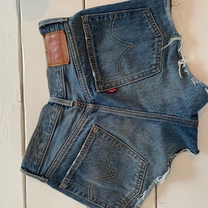 Levi’s shorts - Levi’s shorts i mörkblå färg. Sliten stil på framsidan.