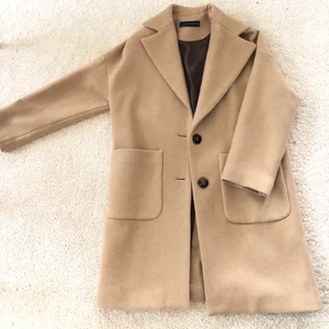 Beige kappa - Så snygg kappa! Aldrig använd, därav i super fint skick! Storlek S, köpt förra vintern för 899kr 