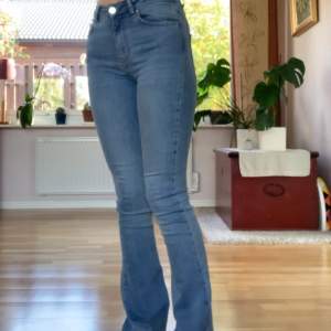 Stretchiga jeans från gina. Är 160 cm och de snuddar precis vid marken✨