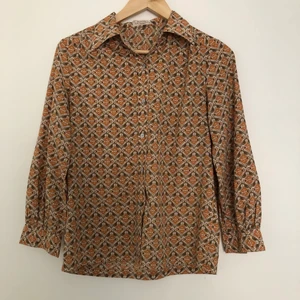 Blus - Köpt second hand men i väldigt fint skick. Upplevs som en s. 