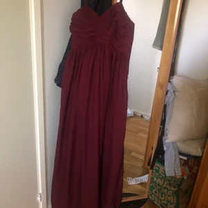 Vinröd  - Balklänning haft den på 1 gång på ett bröllop 