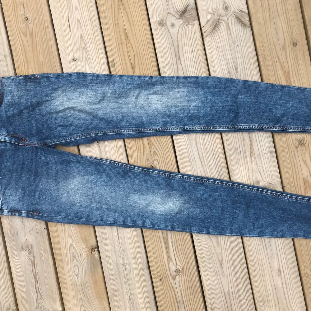 Säljer dessa jeansen ifrån mango i storlek 36💕Var inte rädd att skicka efter fler bilder eller frågor!. Jeans & Byxor.