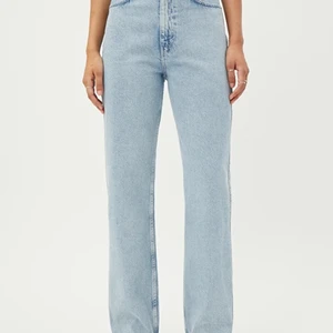 WEEKDAY JEANS  - Snygga jeans från weekday använda 1 gång så helt fläckfria! Säljer för 200 elr bud nypris 500! de är i strl w29 l32 motsvarar 38 ungefär och säljer endast de de är för stora för mig! 