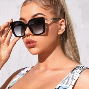 Nya trendiga solglasögon guld  - Nya trendiga solglasögon. Finns i Södertälje fraktas även 