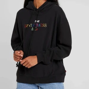 Levi’s hoodie  - Levi’s hoodie. har ett pyttelitet hål vid fickan som knappt syns✨