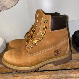 Timberlands i storlek 36 - Timberlands jag fått som är för små för mig, därför säljer jag vidare. Använt fåtal gånger men fått ont då de är för små. Storlek 36 