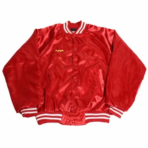 Apage - Vintage Varsity Jacket - En riktigt fet skinande röd Varsity jacka gjord av nylon och har ett sjukt coolt embroderat tryck över ryggen som är detaljerat och har Nice färger. Den är rintigt 80-talssinspirerad och 90-talssinspirerad och perfekt för den viben. Den är thriftad på en amerikansk secondhandbutik i USA.