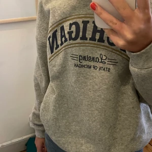 Collage tröja - Köpte från shein för cirka 130kr använt 1-2gånger