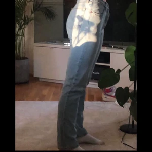 Super snygga Levis jeans💕 - Supersnygga Levis jeans i mycket bra skick. Har inte använt dom mer än ett fåtal gånger. De kommer som sagt tyvärr inte till användning, därav säljer jag dom. Inköpta för ett halvår sedan med nypris 1000kr! Säljer dom för 650kr och frakten är gratis!!📦💕💕