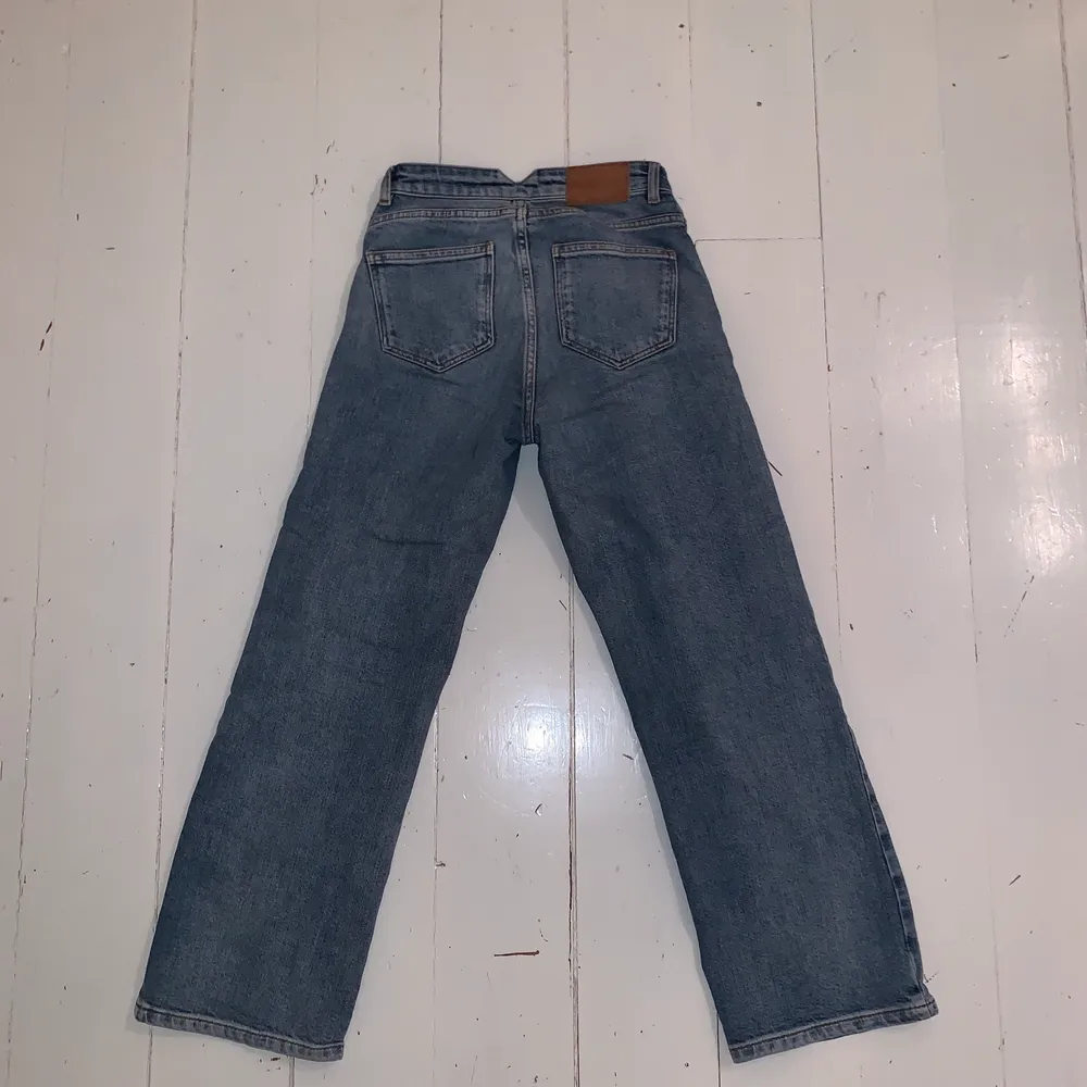 Säljer mina superfina och perfekta Carin Western jeans på grund utav att de har blivit för små. De sitter som en smäck runt midjan och rumpan!❤️ storlek 34. Hör av er vid intresse eller fler bilder ❤️ Nypris: 599kr . Jeans & Byxor.