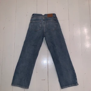 Jeans  - Säljer mina superfina och perfekta Carin Western jeans på grund utav att de har blivit för små. De sitter som en smäck runt midjan och rumpan!❤️ storlek 34. Hör av er vid intresse eller fler bilder ❤️ Nypris: 599kr 