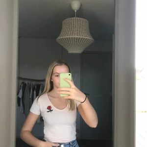 T-shirt med uringning  - Säljer denna ljus rosa toppen då den börjar bli lite för liten för mig💗 använd ett fåtal gånger. Köparen står för frakt 