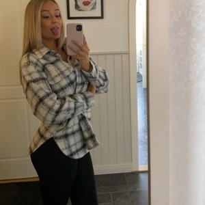 Rutig jacka  - Höstjacka ifrån H&M som är slutsåld och är i nyskick. Storlek XS, sitter även bra på en S. 200 plus frakt 