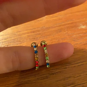 Örhängen med färgade stenar  - Örhängen, 45kr + frakt :-) vet ej märket