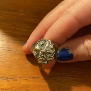 Cool chunky silverring - Helt oanvänd silverring med en dödskalle(?). Köpte i en vintagebutik för 150kr. Säljer för 70kr +frakt. Vill ni ha fler bilder eller har frågor, tveka inte att höra av er! 💕