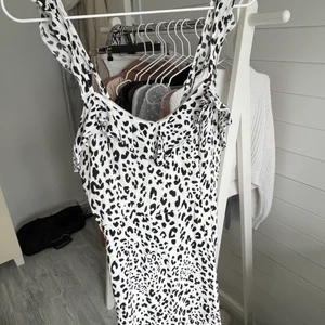 Klänning  - Fin klänning med mönster från H&M ❤️ man knyter klänningen där bak och dragkedja finns på sidan.