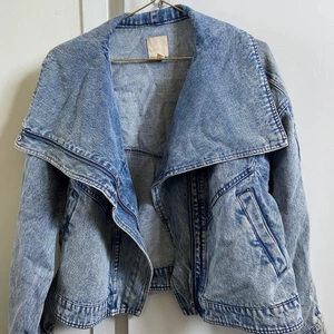 Jacka  - 34 men är mellan 34-38, knappt använd,  nypris 600