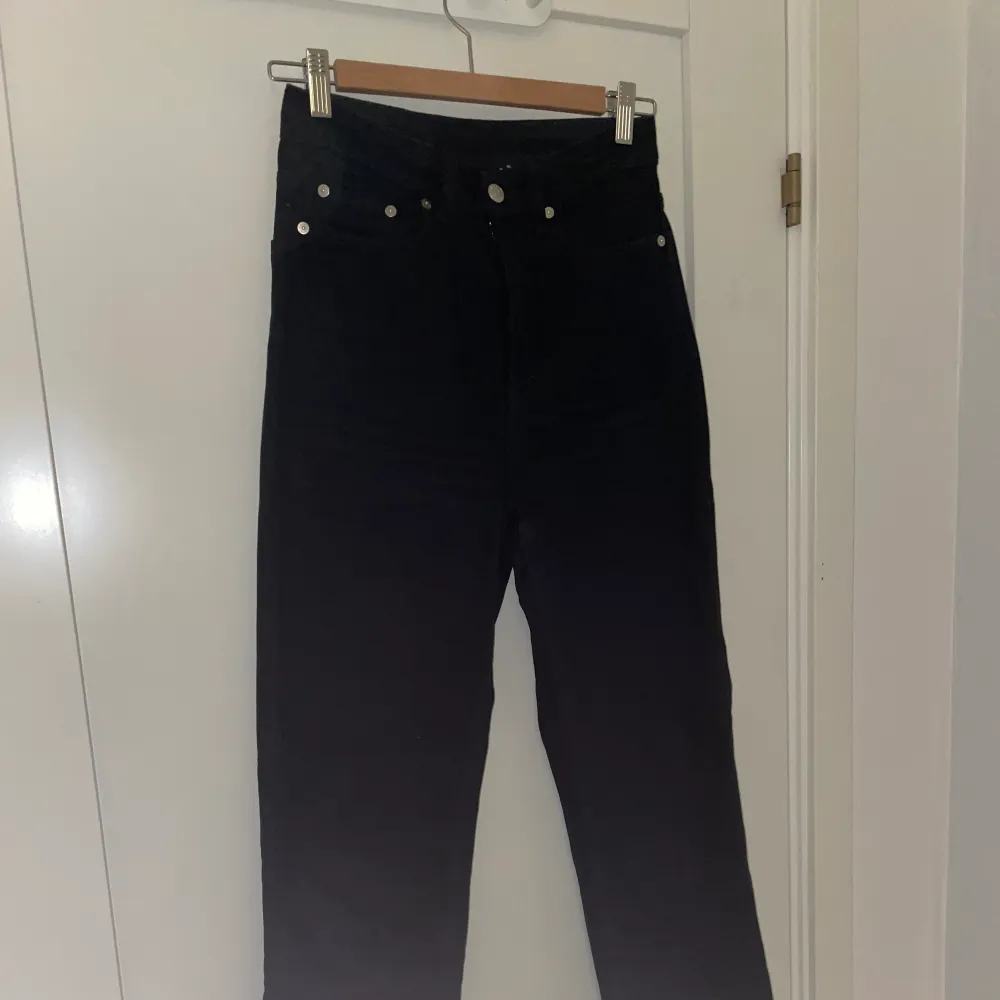 Svarta raka jeans som tyvärr är försmå för mig🖤 kommer från weekday och är i storlek w26 L34. Jeans & Byxor.