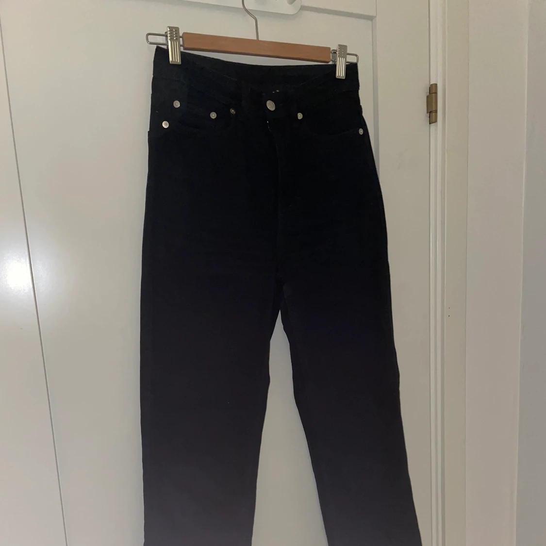 Svarta raka jeans 