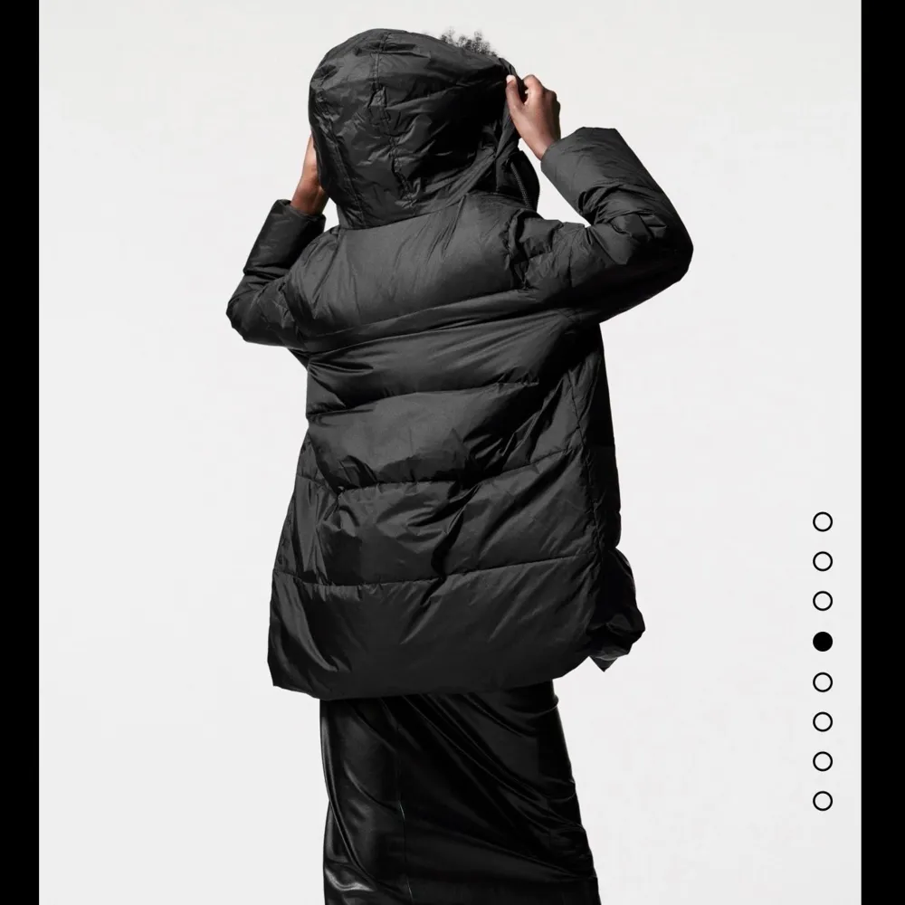 Säljer denna dunjacka från Zara köpt förra vintern och endast använd 1 vinter. Säljer den eftersom jag köpt en ny vinterjacka. Den är i bra skick och är oversize i modellen. Färg: svart. Köparen står för frakten🌸 (lånade bilder) ordpris 999 kr . Jackor.