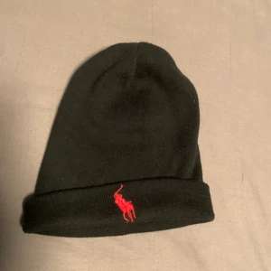 Polo mössa - En svart ralph lauren med rött märke, använd fåtal gånger.😊